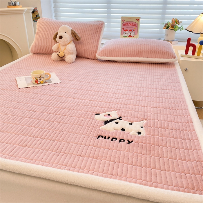 91家纺网 家纺一手货源 找家纺 喜居 2025新款宝宝牛奶绒刺绣床垫班尼狗系列 班尼狗-粉