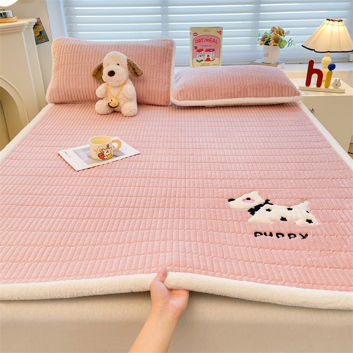 91家纺网 家纺一手货源 找家纺 喜居 2025新款宝宝牛奶绒刺绣床垫班尼狗系列 班尼狗-粉