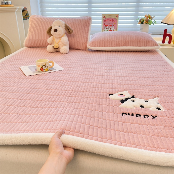 91家纺网 家纺一手货源 找家纺 喜居 2025新款宝宝牛奶绒刺绣床垫班尼狗系列 班尼狗-粉