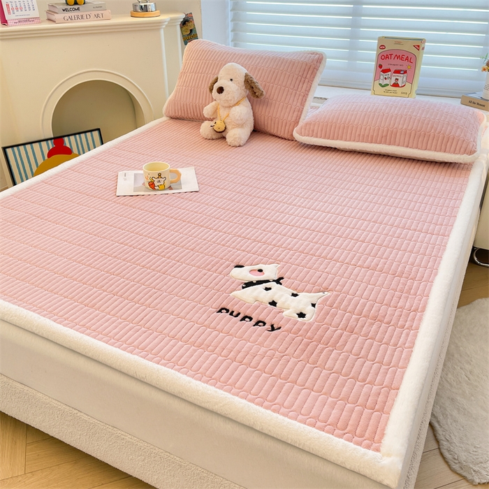 91家纺网 家纺一手货源 找家纺 喜居 2025新款宝宝牛奶绒刺绣床垫班尼狗系列 班尼狗-粉