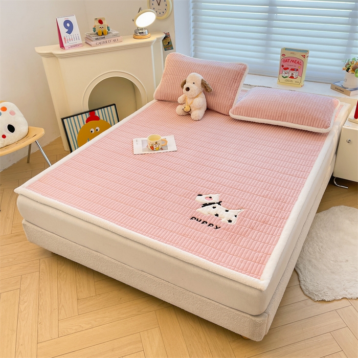 91家纺网 家纺一手货源 找家纺 喜居 2025新款宝宝牛奶绒刺绣床垫班尼狗系列 班尼狗-粉