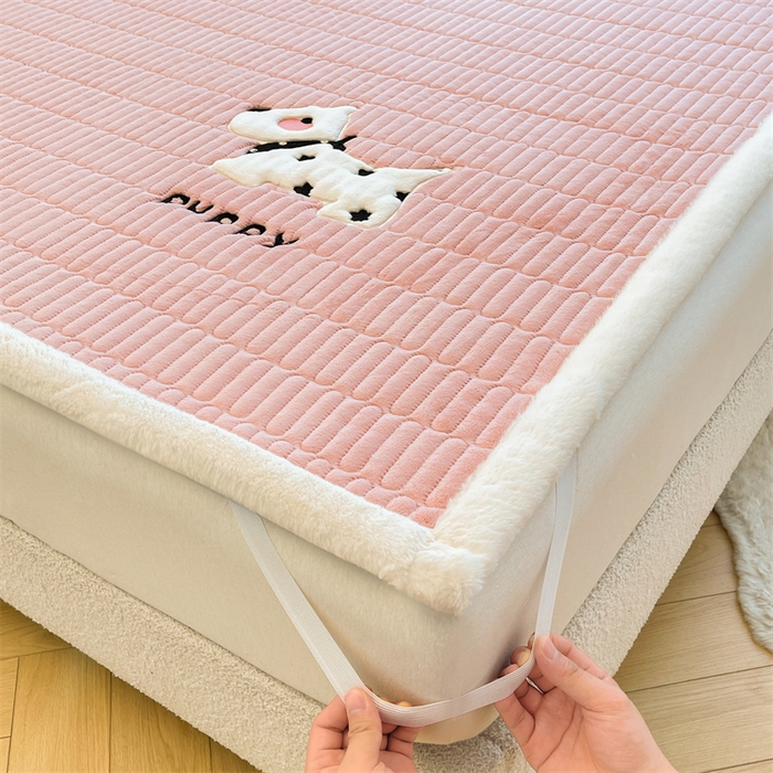 91家纺网 家纺一手货源 找家纺 喜居 2025新款宝宝牛奶绒刺绣床垫班尼狗系列 班尼狗-粉