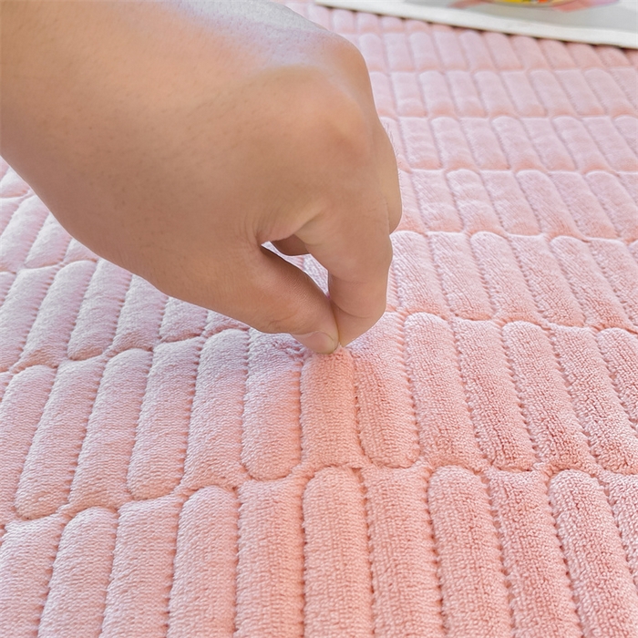 91家纺网 家纺一手货源 找家纺 喜居 2025新款宝宝牛奶绒刺绣床垫班尼狗系列 班尼狗-粉