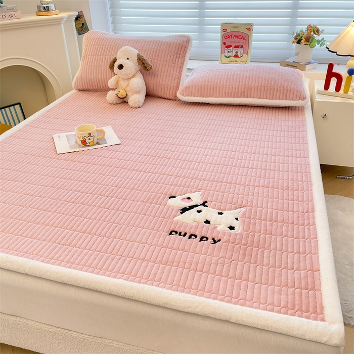 91家纺网 家纺一手货源 找家纺 喜居 2025新款宝宝牛奶绒刺绣床垫班尼狗系列 班尼狗-粉