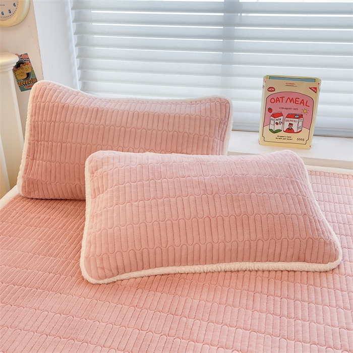 91家纺网 家纺一手货源 找家纺 喜居 2025新款宝宝牛奶绒刺绣床垫班尼狗系列 班尼狗-粉