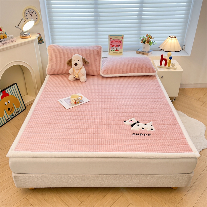 91家纺网 家纺一手货源 找家纺 喜居 2025新款宝宝牛奶绒刺绣床垫班尼狗系列 班尼狗-粉