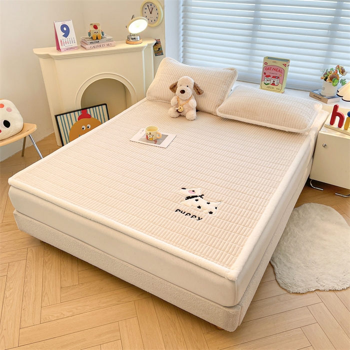 91家纺网 家纺一手货源 找家纺 喜居 2025新款宝宝牛奶绒刺绣床垫班尼狗系列 班尼狗-咖