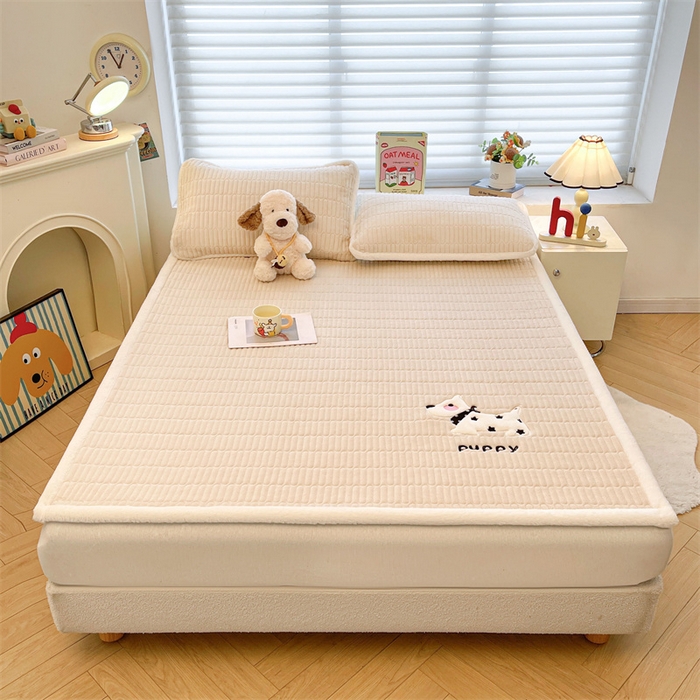 91家纺网 家纺一手货源 找家纺 喜居 2025新款宝宝牛奶绒刺绣床垫班尼狗系列 班尼狗-咖