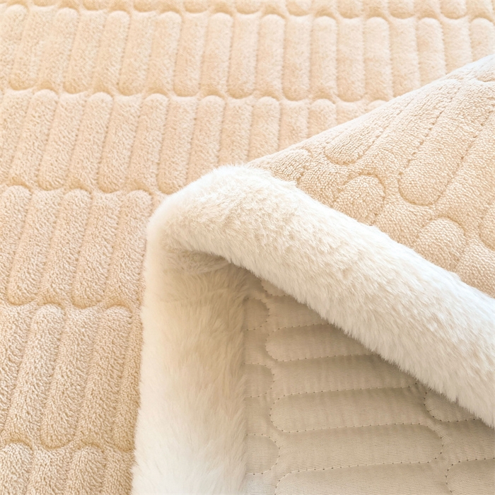 91家纺网 家纺一手货源 找家纺 喜居 2025新款宝宝牛奶绒刺绣床垫班尼狗系列 班尼狗-咖