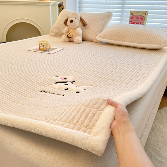 91家纺网 家纺一手货源 找家纺 喜居 2025新款宝宝牛奶绒刺绣床垫班尼狗系列 班尼狗-咖