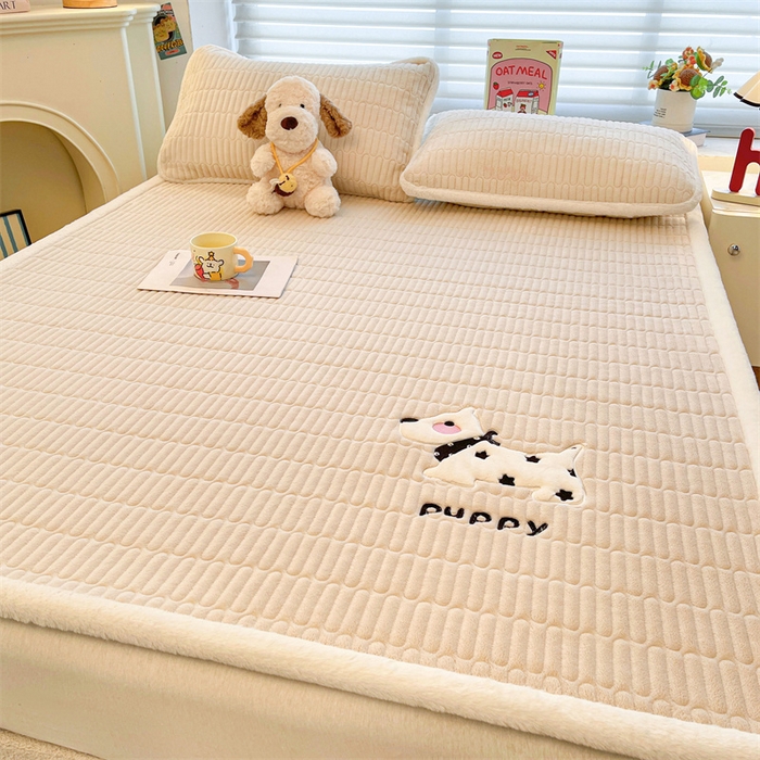 91家纺网 家纺一手货源 找家纺 喜居 2025新款宝宝牛奶绒刺绣床垫班尼狗系列 班尼狗-咖