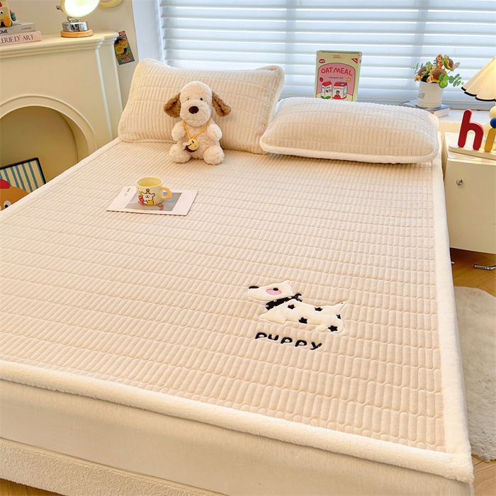 91家纺网 家纺一手货源 找家纺 喜居 2025新款宝宝牛奶绒刺绣床垫班尼狗系列 班尼狗-咖