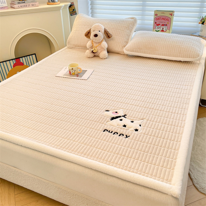 91家纺网 家纺一手货源 找家纺 喜居 2025新款宝宝牛奶绒刺绣床垫班尼狗系列 班尼狗-咖