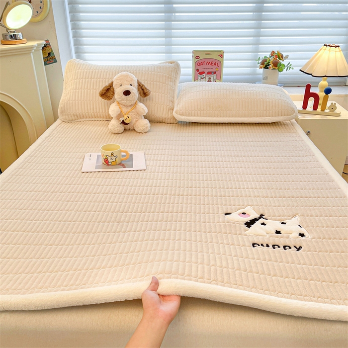 91家纺网 家纺一手货源 找家纺 喜居 2025新款宝宝牛奶绒刺绣床垫班尼狗系列 班尼狗-咖