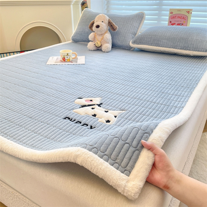 91家纺网 家纺一手货源 找家纺 喜居 2025新款宝宝牛奶绒刺绣床垫班尼狗系列 班尼狗-蓝