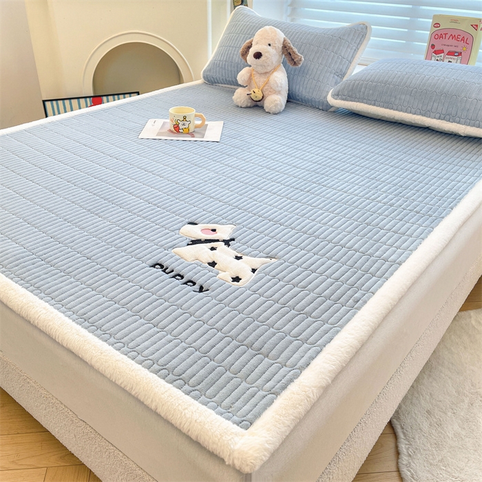 91家纺网 家纺一手货源 找家纺 喜居 2025新款宝宝牛奶绒刺绣床垫班尼狗系列 班尼狗-蓝