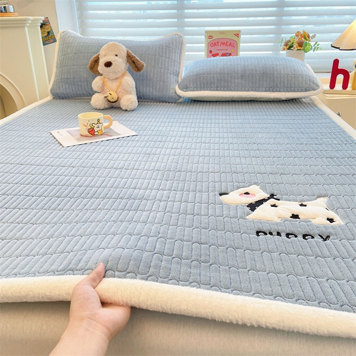91家纺网 家纺一手货源 找家纺 喜居 2025新款宝宝牛奶绒刺绣床垫班尼狗系列 班尼狗-蓝