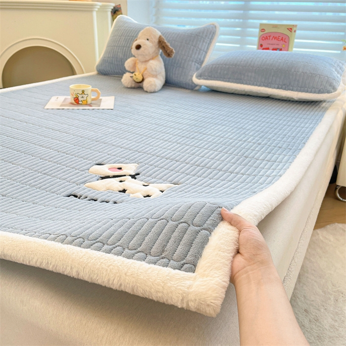 91家纺网 家纺一手货源 找家纺 喜居 2025新款宝宝牛奶绒刺绣床垫班尼狗系列 班尼狗-蓝