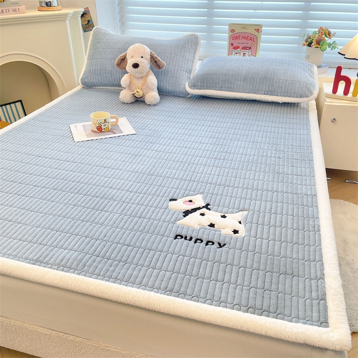 91家纺网 家纺一手货源 找家纺 喜居 2025新款宝宝牛奶绒刺绣床垫班尼狗系列 班尼狗-蓝