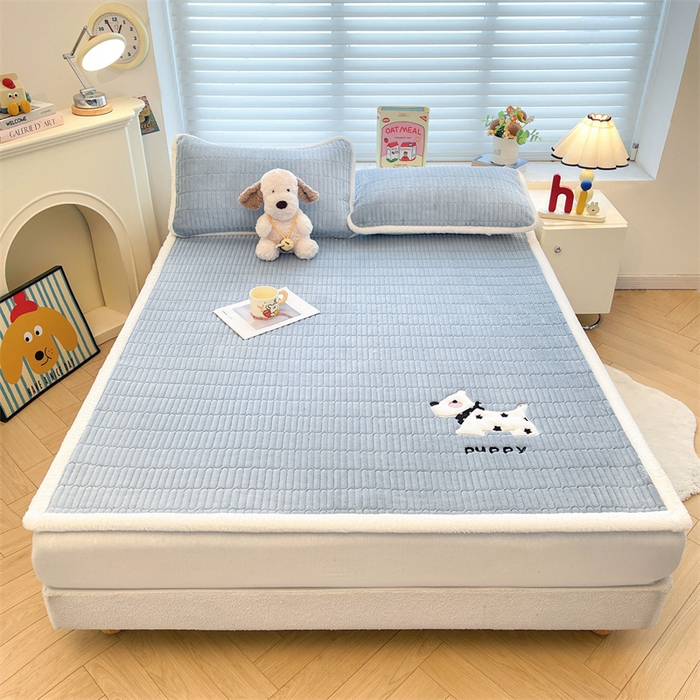 91家纺网 家纺一手货源 找家纺 喜居 2025新款宝宝牛奶绒刺绣床垫班尼狗系列 班尼狗-蓝