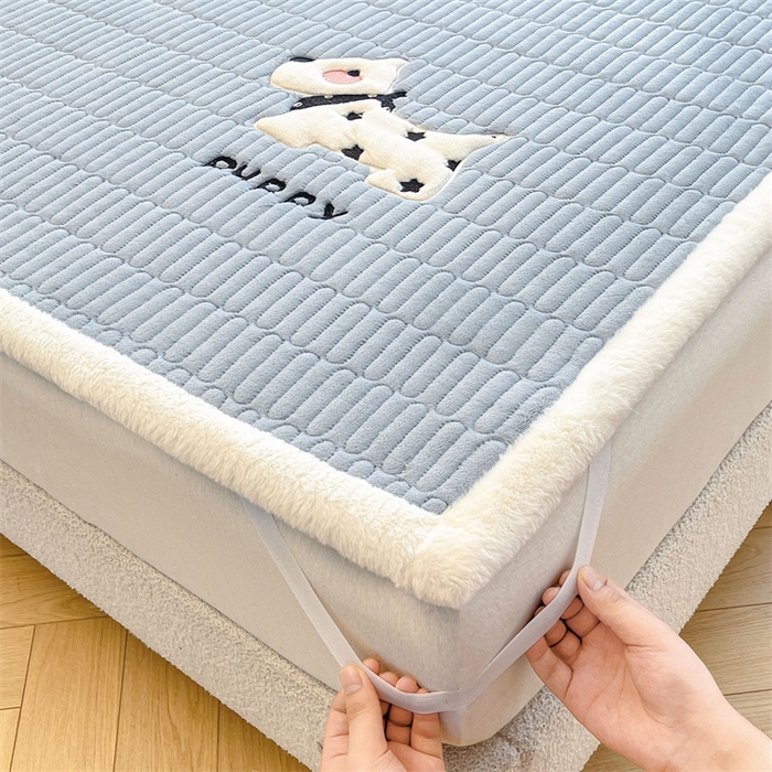 91家纺网 家纺一手货源 找家纺 喜居 2025新款宝宝牛奶绒刺绣床垫班尼狗系列 班尼狗-蓝