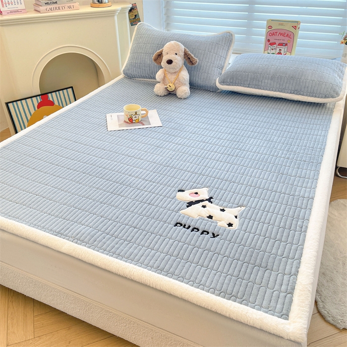 91家纺网 家纺一手货源 找家纺 喜居 2025新款宝宝牛奶绒刺绣床垫班尼狗系列 班尼狗-蓝