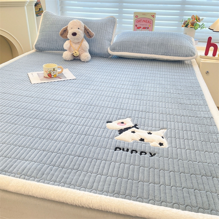 91家纺网 家纺一手货源 找家纺 喜居 2025新款宝宝牛奶绒刺绣床垫班尼狗系列 班尼狗-蓝