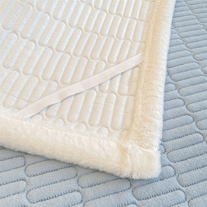 91家纺网 家纺一手货源 找家纺 喜居 2025新款宝宝牛奶绒刺绣床垫班尼狗系列 班尼狗-蓝