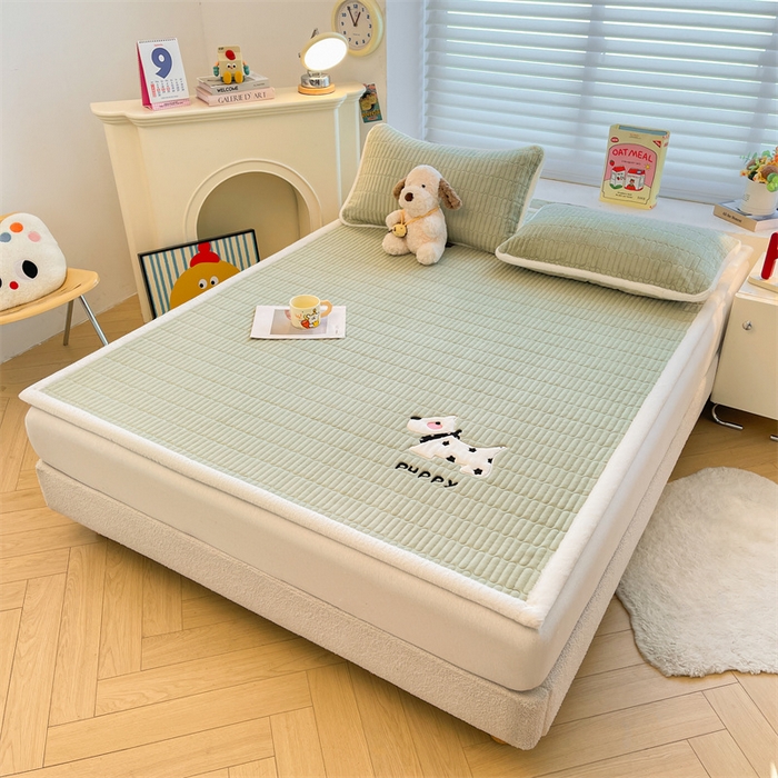 91家纺网 家纺一手货源 找家纺 喜居 2025新款宝宝牛奶绒刺绣床垫班尼狗系列 班尼狗-绿