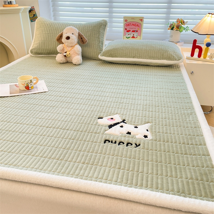 91家纺网 家纺一手货源 找家纺 喜居 2025新款宝宝牛奶绒刺绣床垫班尼狗系列 班尼狗-绿