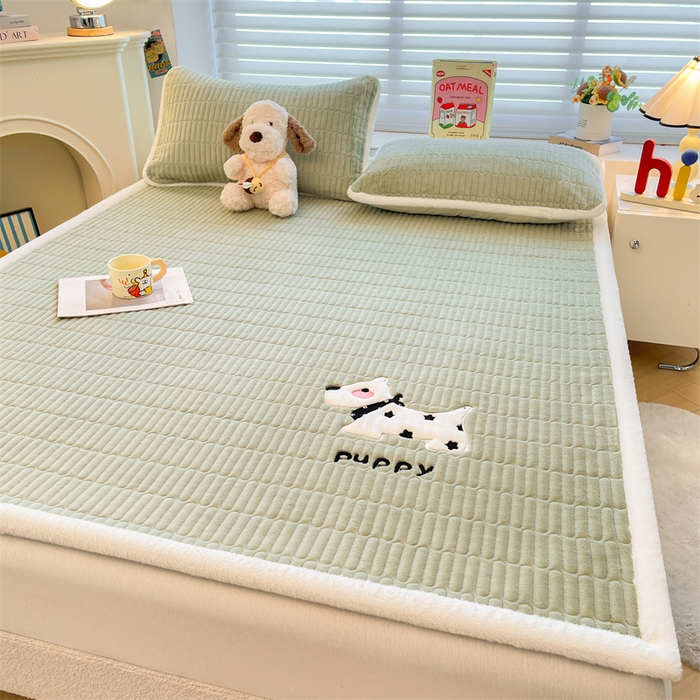 91家纺网 家纺一手货源 找家纺 喜居 2025新款宝宝牛奶绒刺绣床垫班尼狗系列 班尼狗-绿