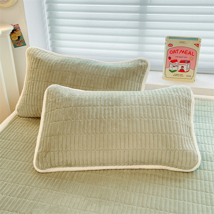 91家纺网 家纺一手货源 找家纺 喜居 2025新款宝宝牛奶绒刺绣床垫班尼狗系列 班尼狗-绿