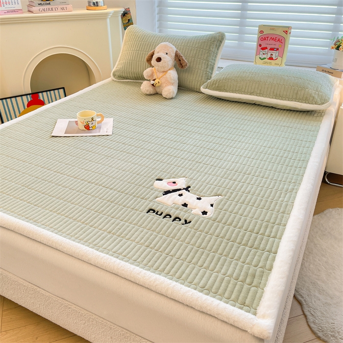 91家纺网 家纺一手货源 找家纺 喜居 2025新款宝宝牛奶绒刺绣床垫班尼狗系列 班尼狗-绿