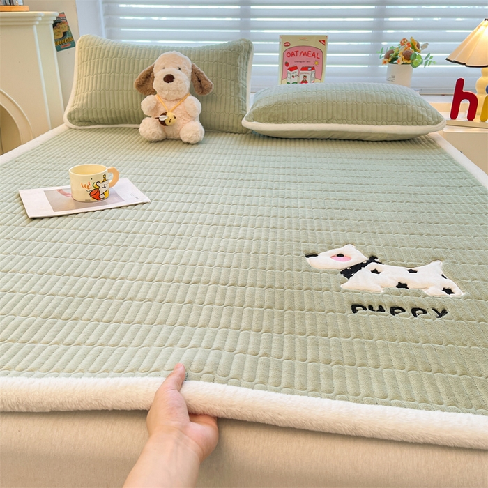 91家纺网 家纺一手货源 找家纺 喜居 2025新款宝宝牛奶绒刺绣床垫班尼狗系列 班尼狗-绿