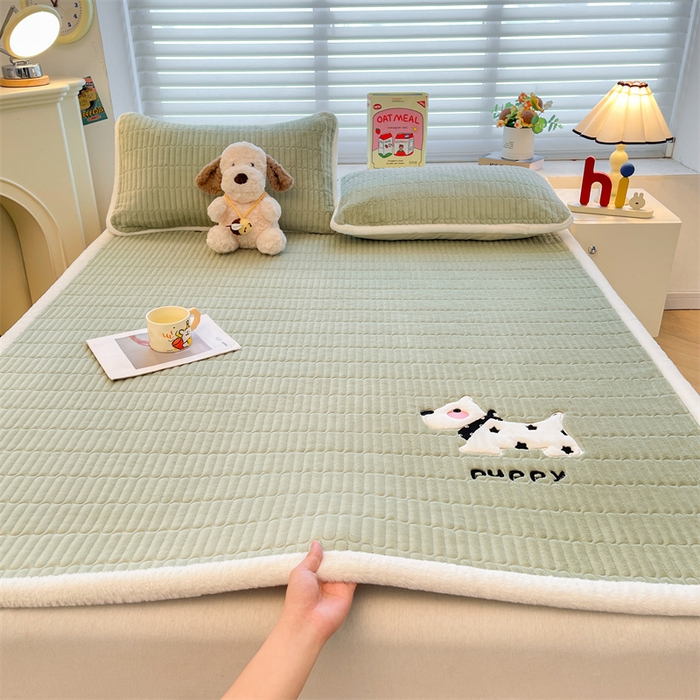 91家纺网 家纺一手货源 找家纺 喜居 2025新款宝宝牛奶绒刺绣床垫班尼狗系列 班尼狗-绿