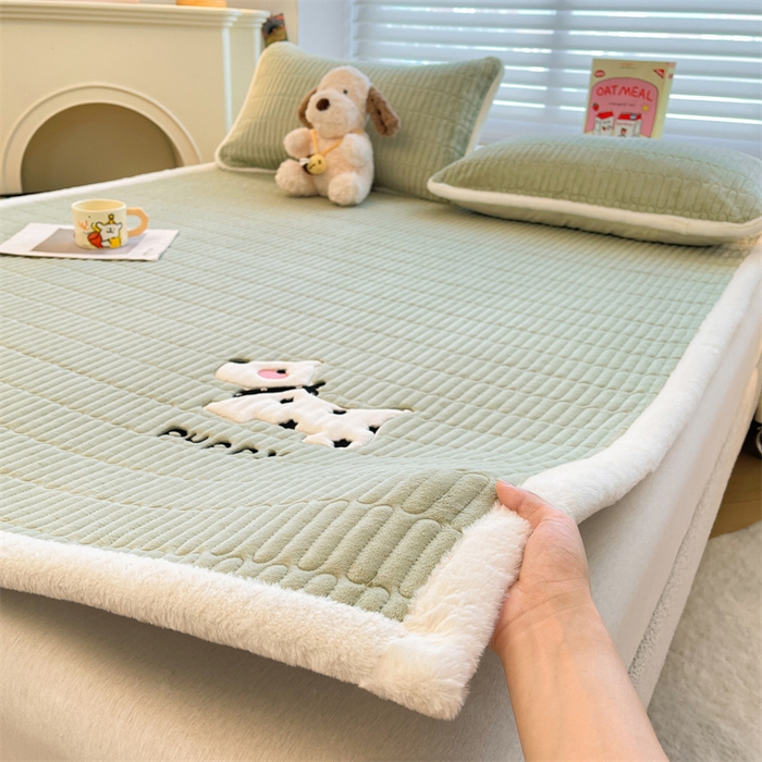 91家纺网 家纺一手货源 找家纺 喜居 2025新款宝宝牛奶绒刺绣床垫班尼狗系列 班尼狗-绿