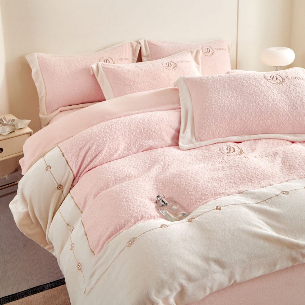 91家纺网 家纺一手货源 找家纺 （总）七里香 2025新款雕花绒牛奶绒刺绣四件套-锦穗绒华系列