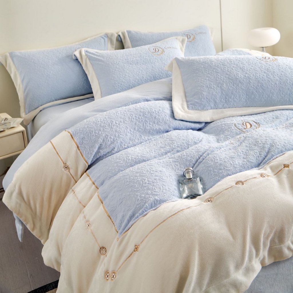 91家纺网 家纺一手货源 找家纺 （总）七里香 2025新款雕花绒牛奶绒刺绣四件套-锦穗绒华系列