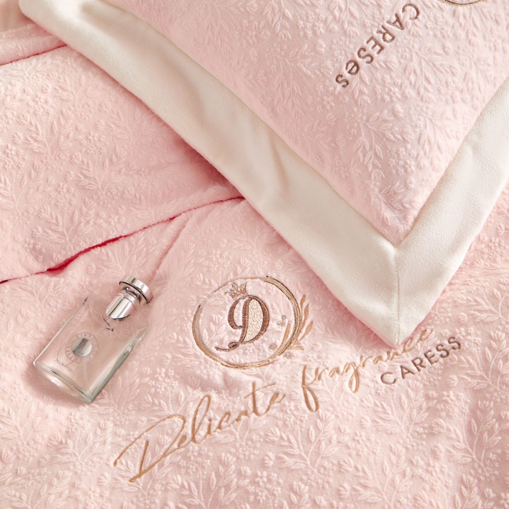 91家纺网 家纺一手货源 找家纺 （总）七里香 2025新款雕花绒牛奶绒刺绣四件套-锦穗绒华系列