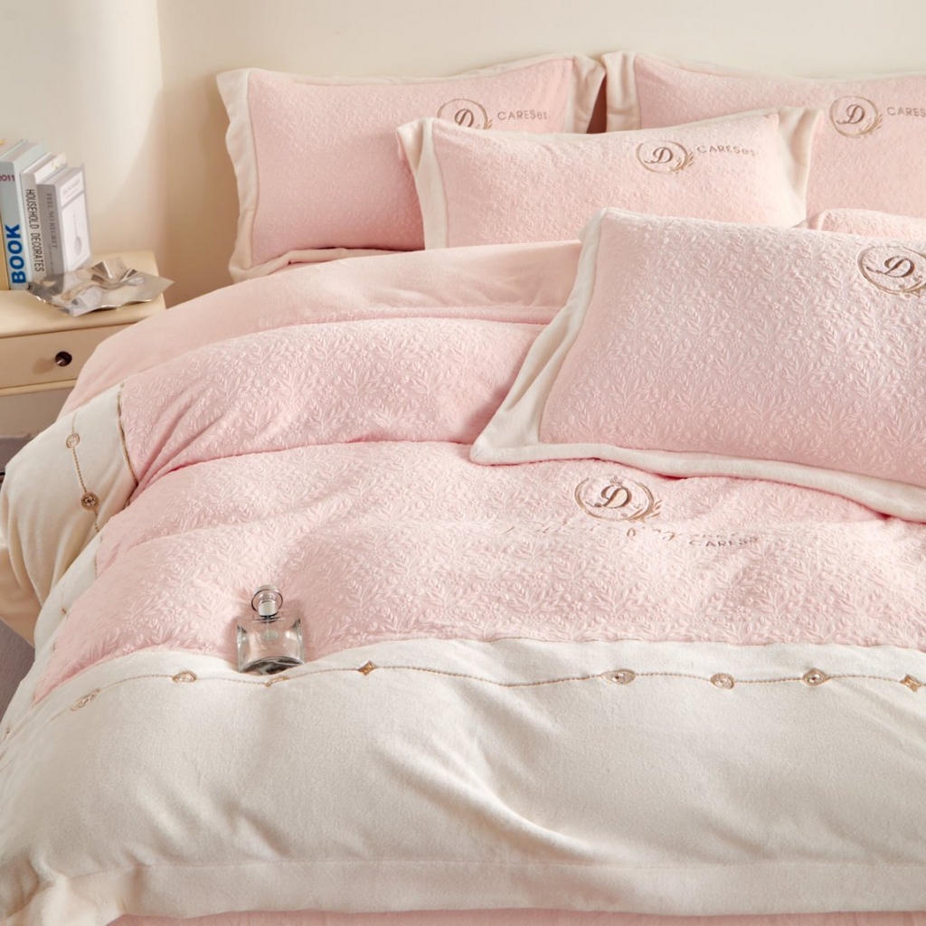 91家纺网 家纺一手货源 找家纺 （总）七里香 2025新款雕花绒牛奶绒刺绣四件套-锦穗绒华系列