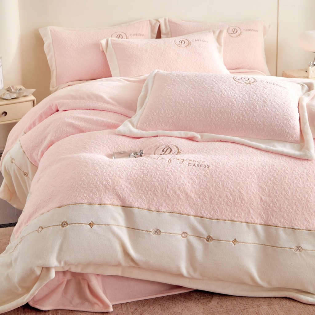 91家纺网 家纺一手货源 找家纺 （总）七里香 2025新款雕花绒牛奶绒刺绣四件套-锦穗绒华系列