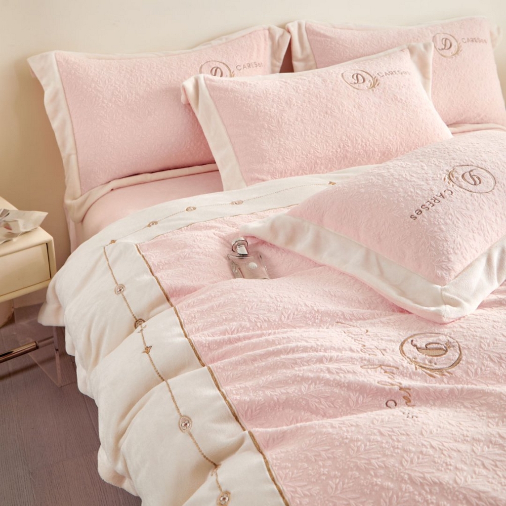 91家纺网 家纺一手货源 找家纺 七里香 2025新款雕花绒牛奶绒刺绣四件套-锦穗绒华系列 锦穗绒华-粉玉