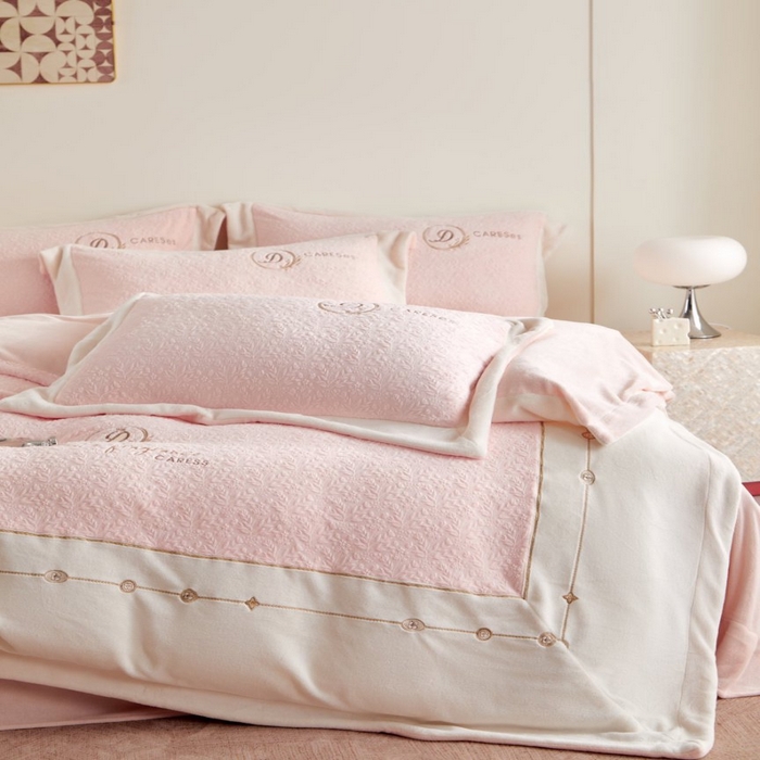 91家纺网 家纺一手货源 找家纺 七里香 2025新款雕花绒牛奶绒刺绣四件套-锦穗绒华系列 锦穗绒华-粉玉