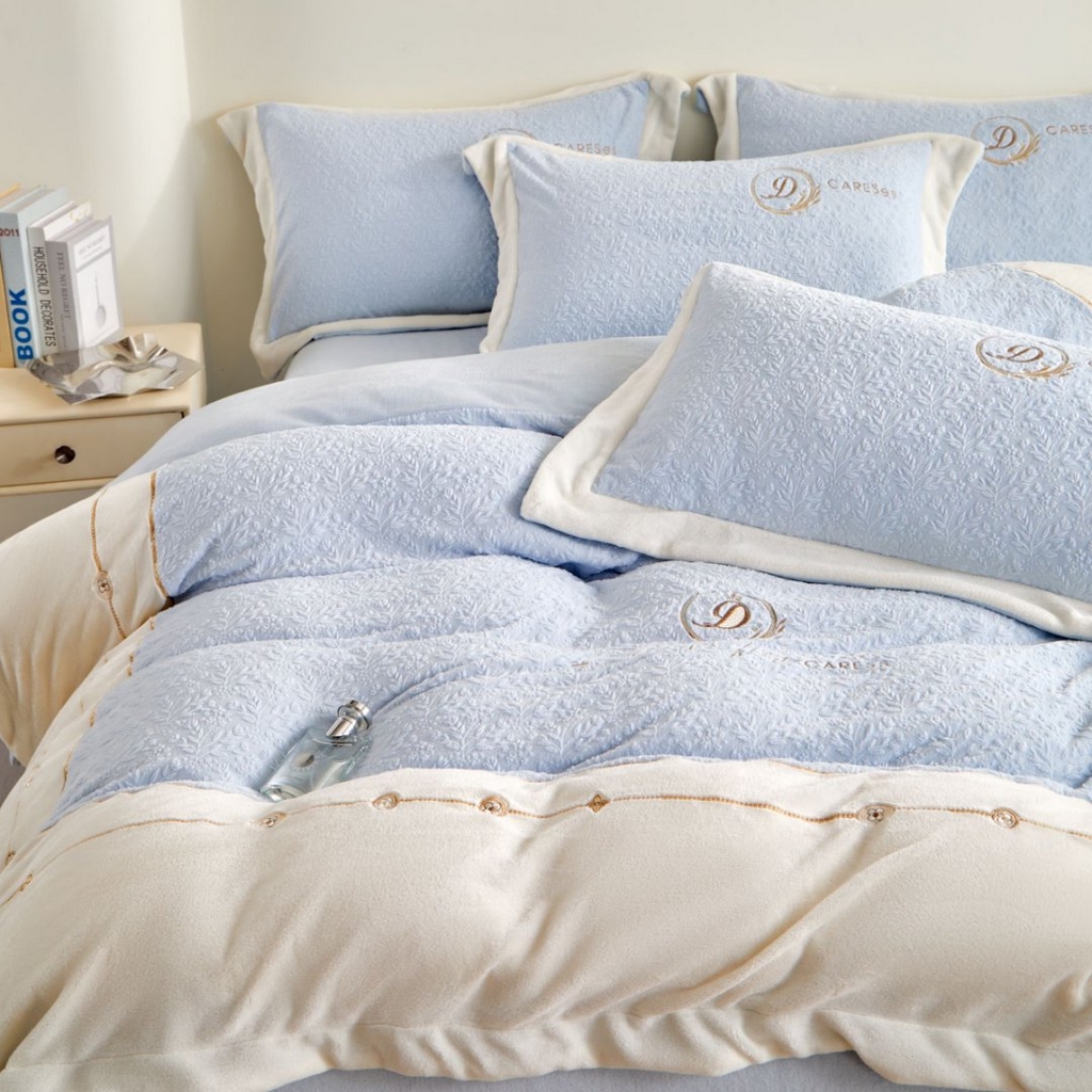 91家纺网 家纺一手货源 找家纺 七里香 2025新款雕花绒牛奶绒刺绣四件套-锦穗绒华系列 锦穗绒华-蓝色