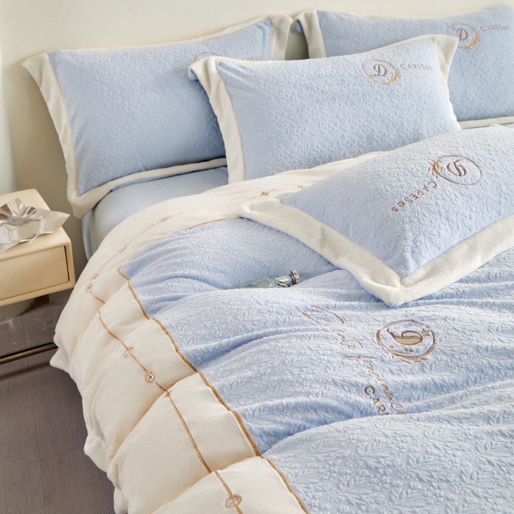 91家纺网 家纺一手货源 找家纺 七里香 2025新款雕花绒牛奶绒刺绣四件套-锦穗绒华系列 锦穗绒华-蓝色