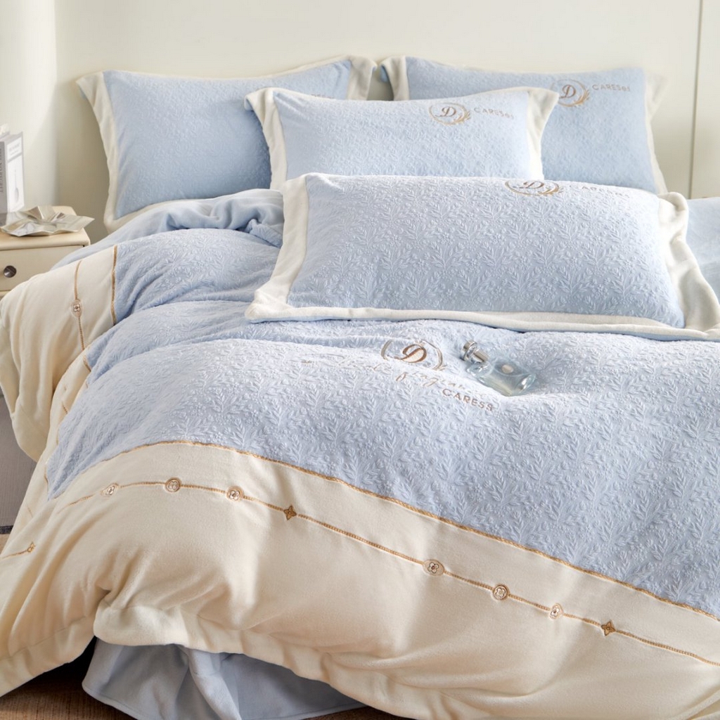 91家纺网 家纺一手货源 找家纺 七里香 2025新款雕花绒牛奶绒刺绣四件套-锦穗绒华系列 锦穗绒华-蓝色