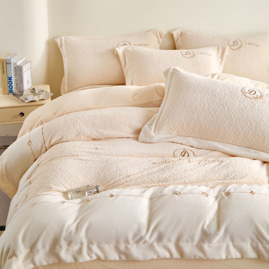 91家纺网 家纺一手货源 找家纺 七里香 2025新款雕花绒牛奶绒刺绣四件套-锦穗绒华系列 锦穗绒华-米黄