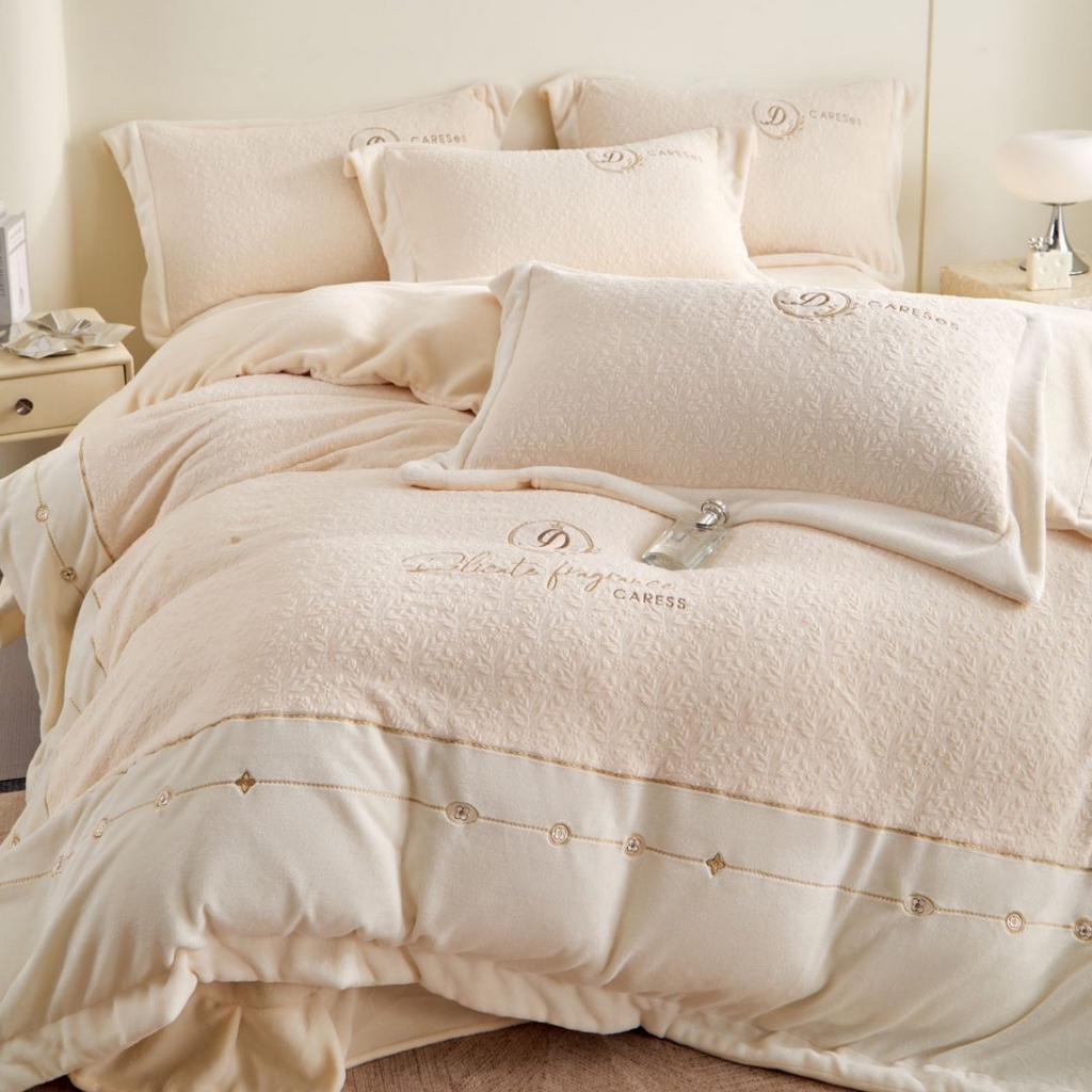 91家纺网 家纺一手货源 找家纺 七里香 2025新款雕花绒牛奶绒刺绣四件套-锦穗绒华系列 锦穗绒华-米黄