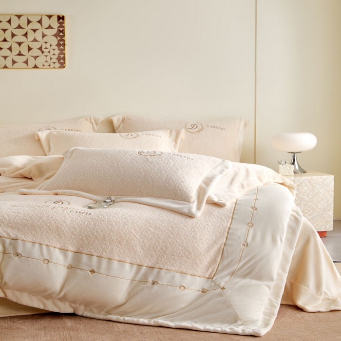 91家纺网 家纺一手货源 找家纺 七里香 2025新款雕花绒牛奶绒刺绣四件套-锦穗绒华系列 锦穗绒华-米黄