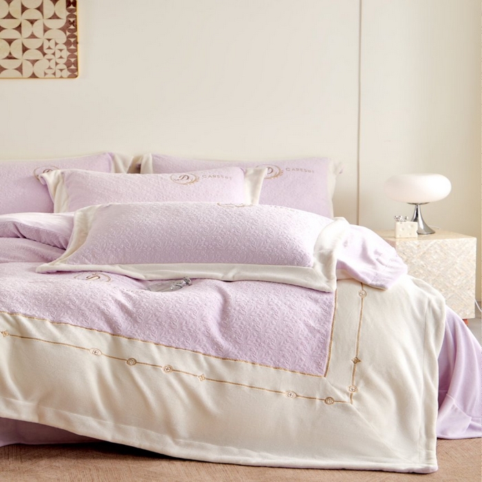 91家纺网 家纺一手货源 找家纺 七里香 2025新款雕花绒牛奶绒刺绣四件套-锦穗绒华系列 锦穗绒华-紫色